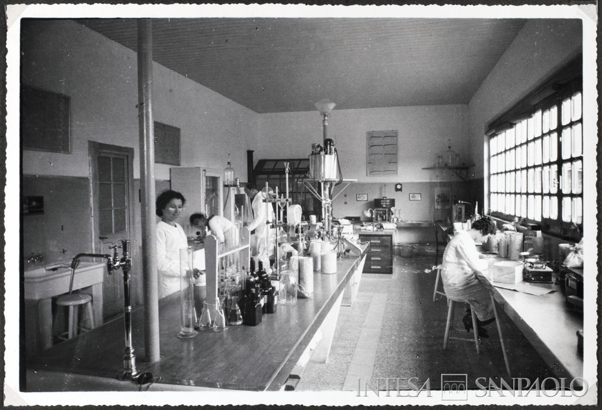 Società Anonima Molino Felice Saini, Cressa (Novara), personale al lavoro nel laboratorio di analisi, 1937 (fotografo sconosciuto)