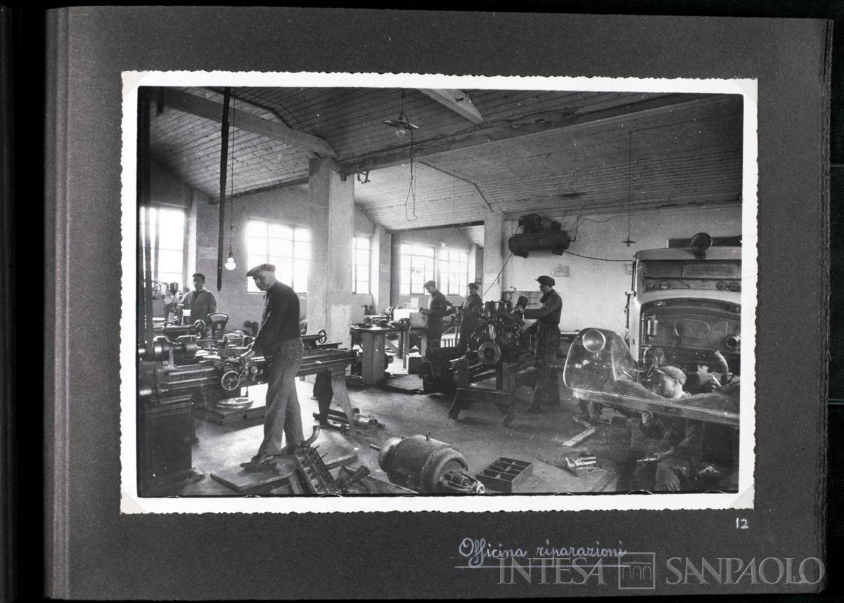 Società Anonima Molino Felice Saini, Cressa (Novara), personale al lavoro nell'officina riparazioni, 1937 (fotografo sconosciuto)