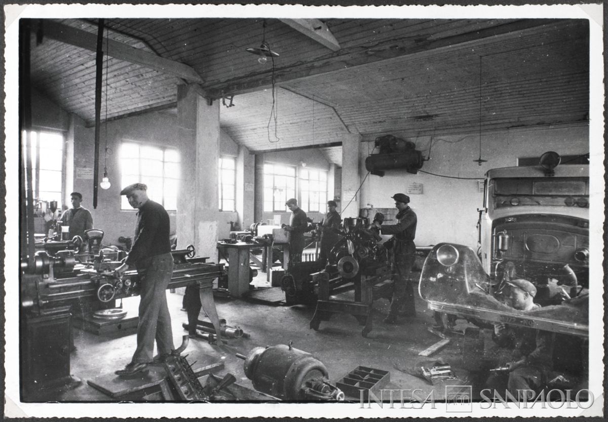 Società Anonima Molino Felice Saini, Cressa (Novara), personale al lavoro nell'officina riparazioni, 1937 (fotografo sconosciuto)