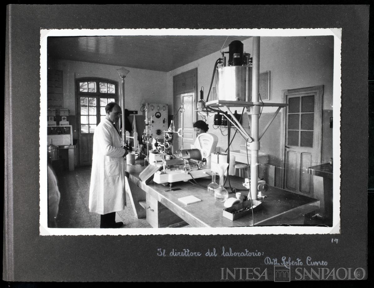 Società Anonima Molino Felice Saini, Cressa (Novara), il direttore del laboratorio di analisi Roberto Cuneo e una impiegata, 1937 (fotografo sconosciuto)