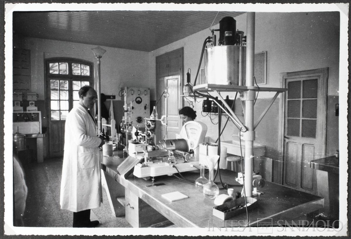 Società Anonima Molino Felice Saini, Cressa (Novara), il direttore del laboratorio di analisi Roberto Cuneo e una impiegata, 1937 (fotografo sconosciuto)