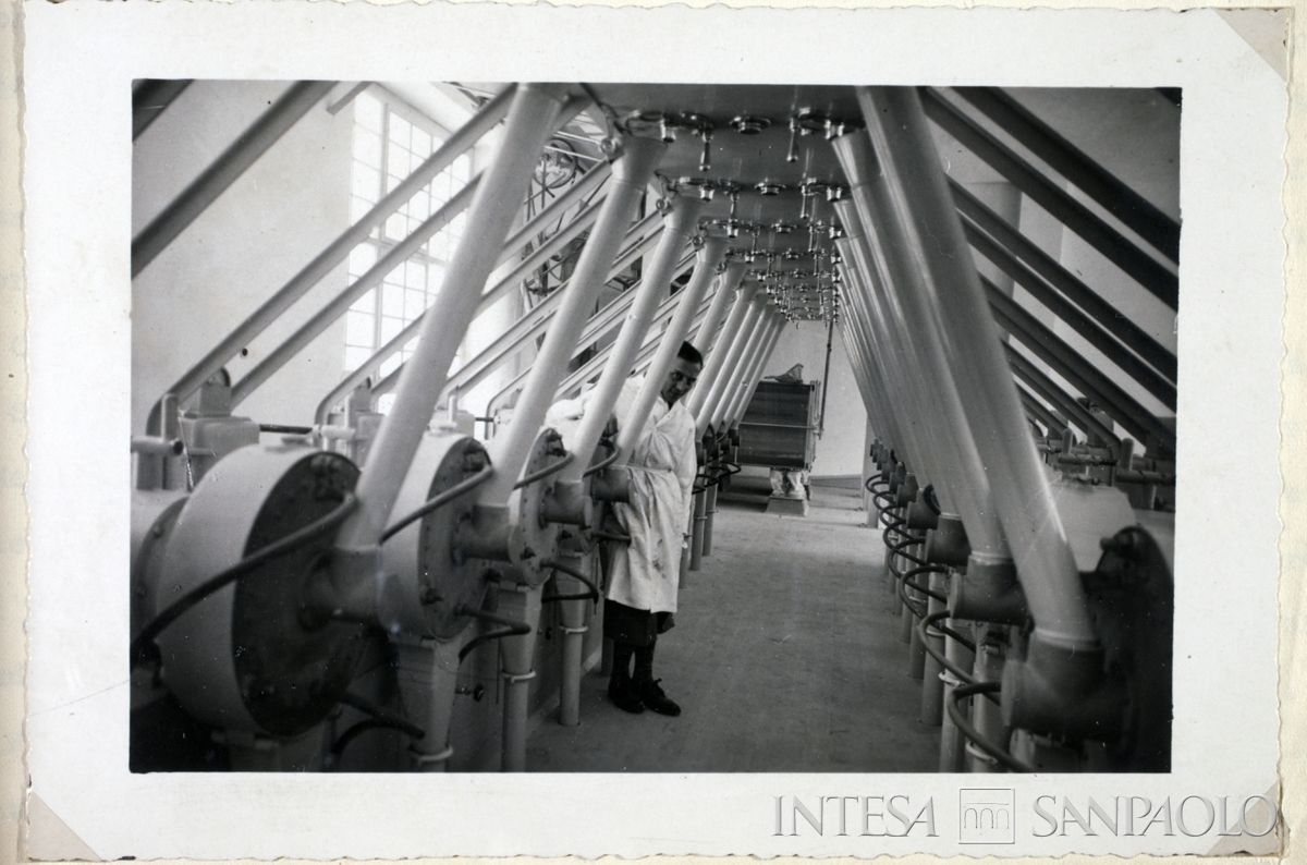 S. A. Farine di Legno Sams, Fortezza: macchina azionatrice creata e perfezionata dall'Ing. Mario Saini della Società Anonima Molino Felice Saini, 1937 circa (fotografo M. Flaninschek)