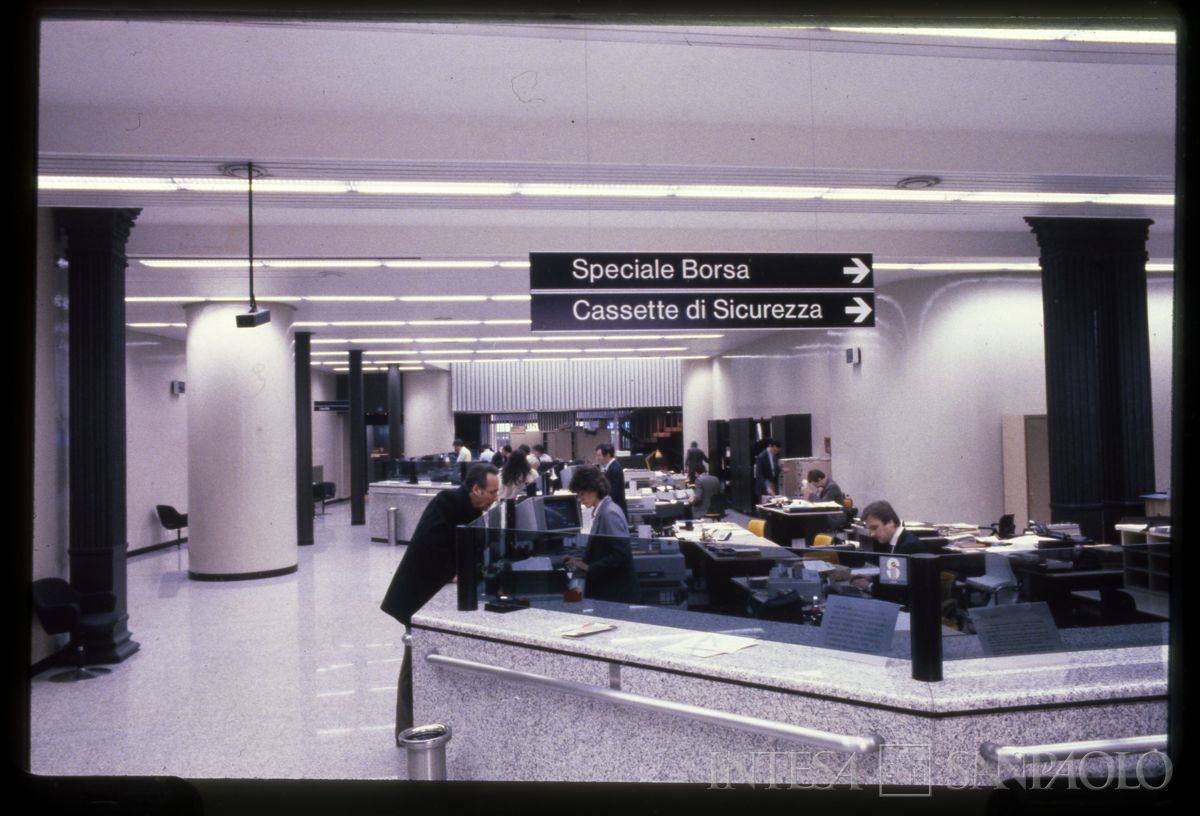 BCI, Milano: agenzia 10 di Via Torino 21, anni 1980-1990 (fotografo sconosciuto)