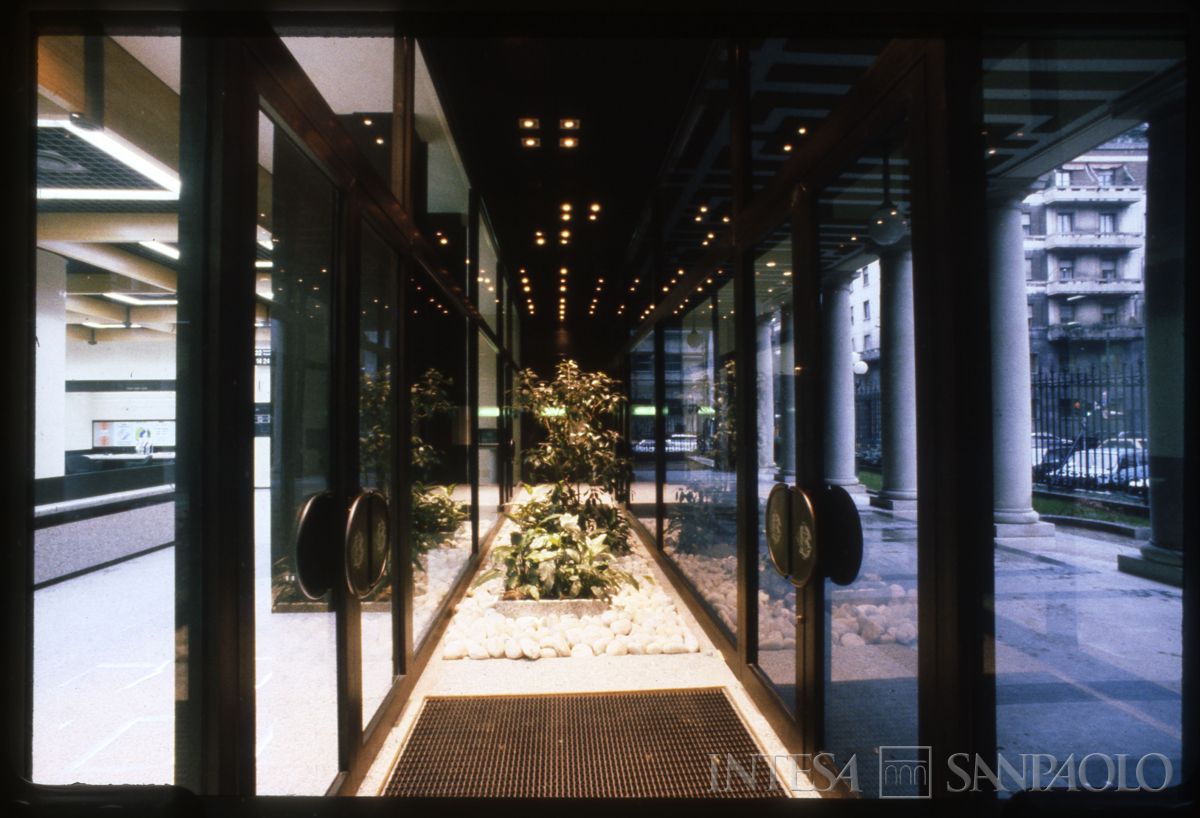 BCI, Milano, Porta Nuova: salone del pubblico, 1985 circa (foto di Edoardo Mari)