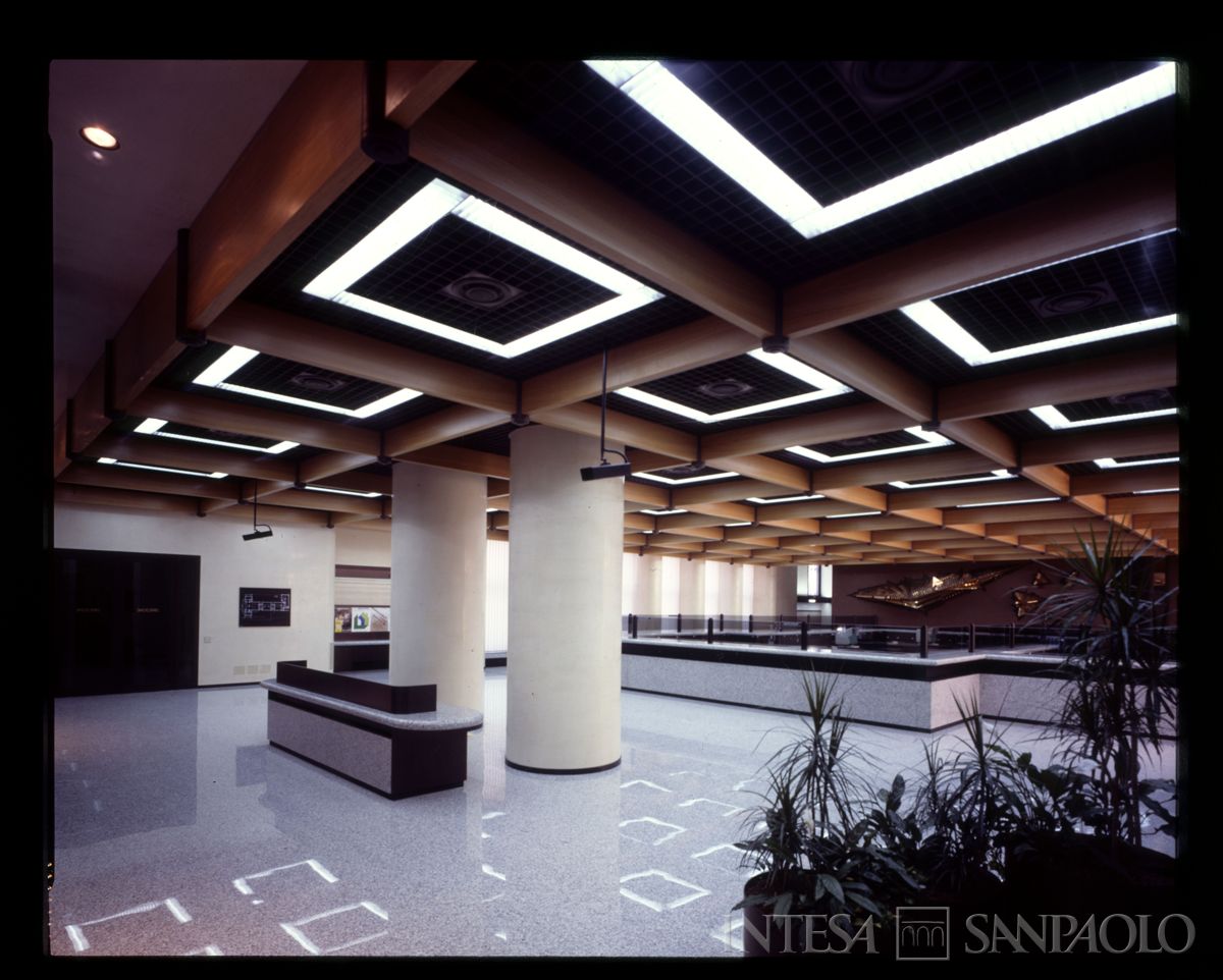 BCI, Milano, Porta Nuova: salone del pubblico, 1985 circa (foto di Edoardo Mari)