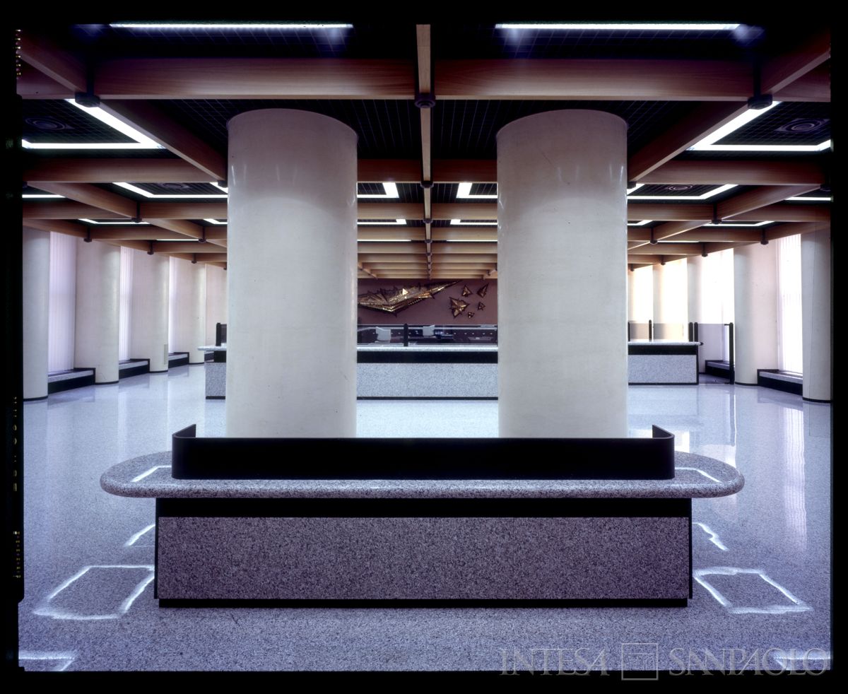 BCI, Milano, Porta Nuova: salone del pubblico, 1985 circa (foto di Edoardo Mari)