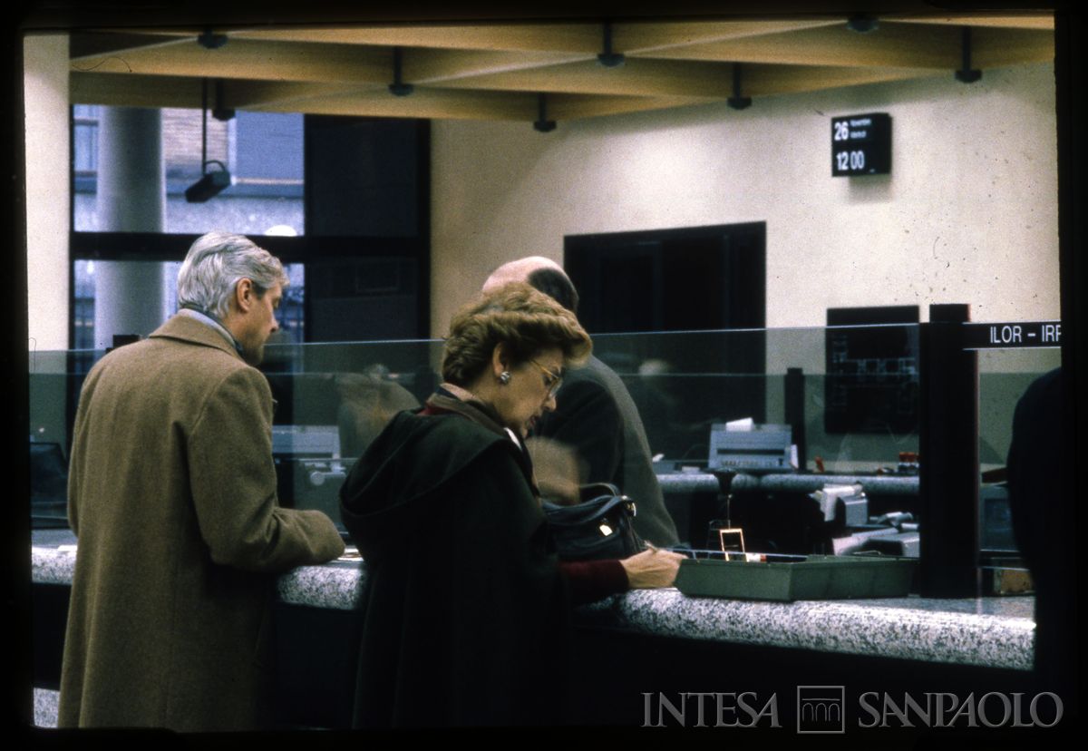 BCI, Milano, Porta Nuova: salone del pubblico, 1985 circa (foto di Edoardo Mari)