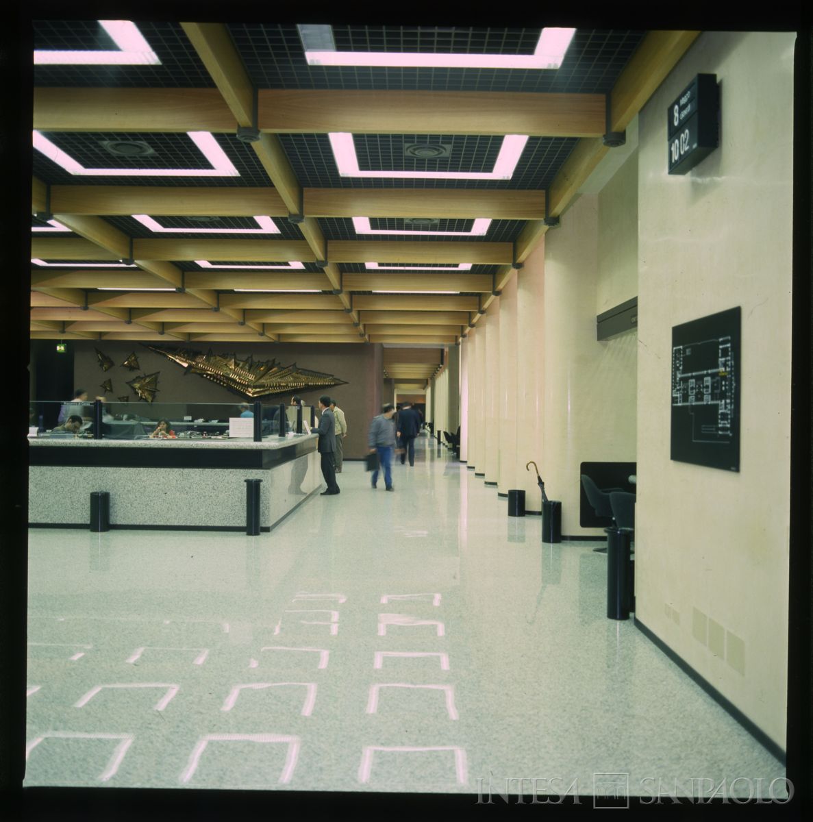 BCI, Milano, Porta Nuova: salone del pubblico, 1985 circa (foto di Edoardo Mari)