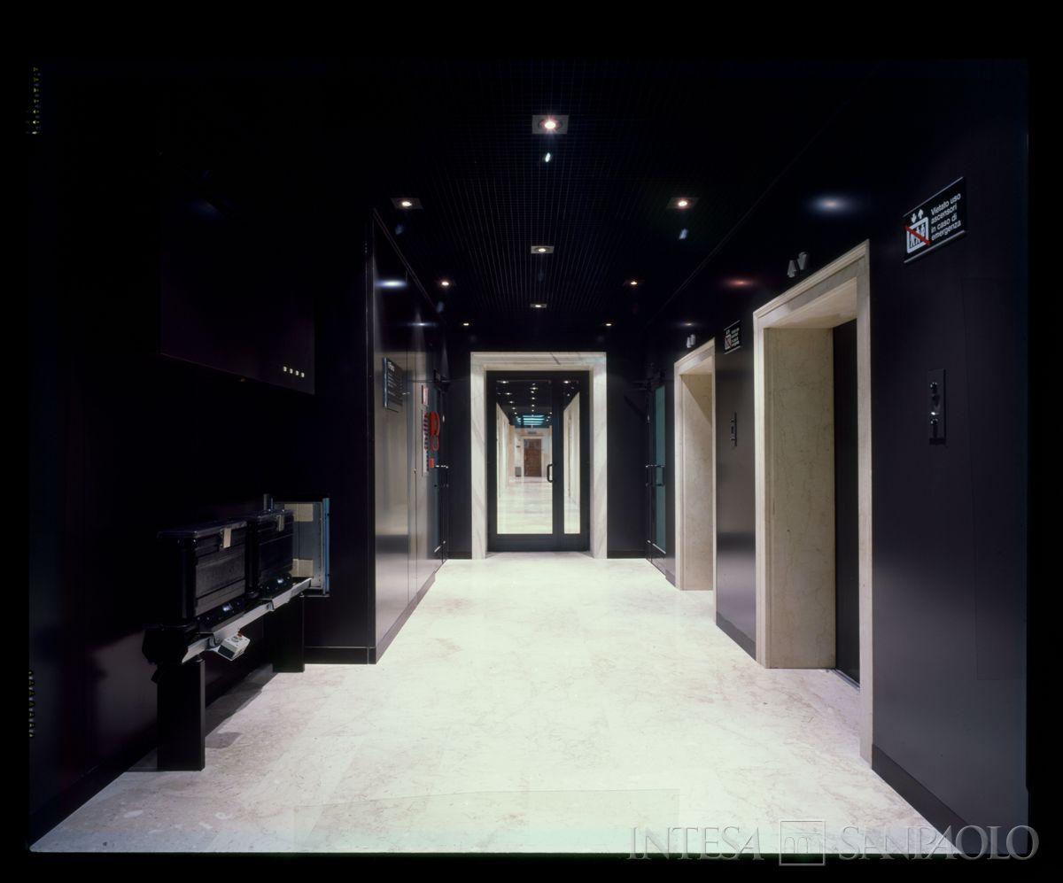 BCI, Milano, Porta Nuova: uffici, sala riunioni e corridoi, 1985 circa (foto Edoardo Mari)