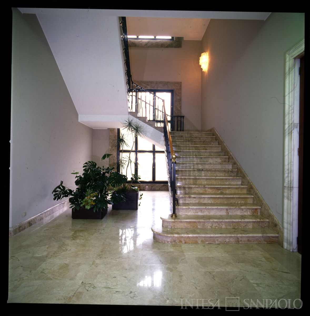 BCI, Milano, Porta Nuova: uffici, sala riunioni e corridoi, 1985 circa (foto Edoardo Mari)