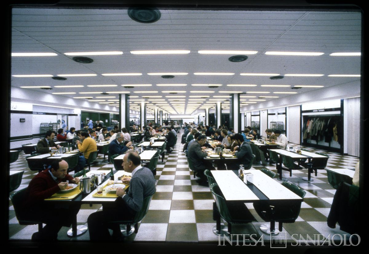 BCI, Milano, Porta Nuova: personale della mensa e dipendenti in pausa pranzo, 1985 circa (fotografo sconosciuto)