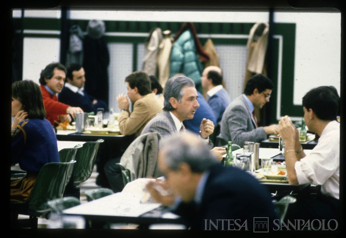 BCI, Milano, Porta Nuova: personale della mensa e dipendenti in pausa pranzo, 1985 circa (fotografo sconosciuto)