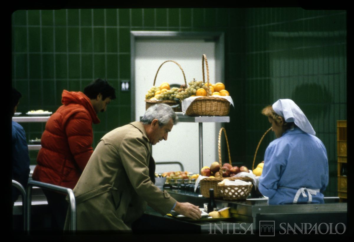 BCI, Milano, Porta Nuova: personale della mensa e dipendenti in pausa pranzo, 1985 circa (fotografo sconosciuto)