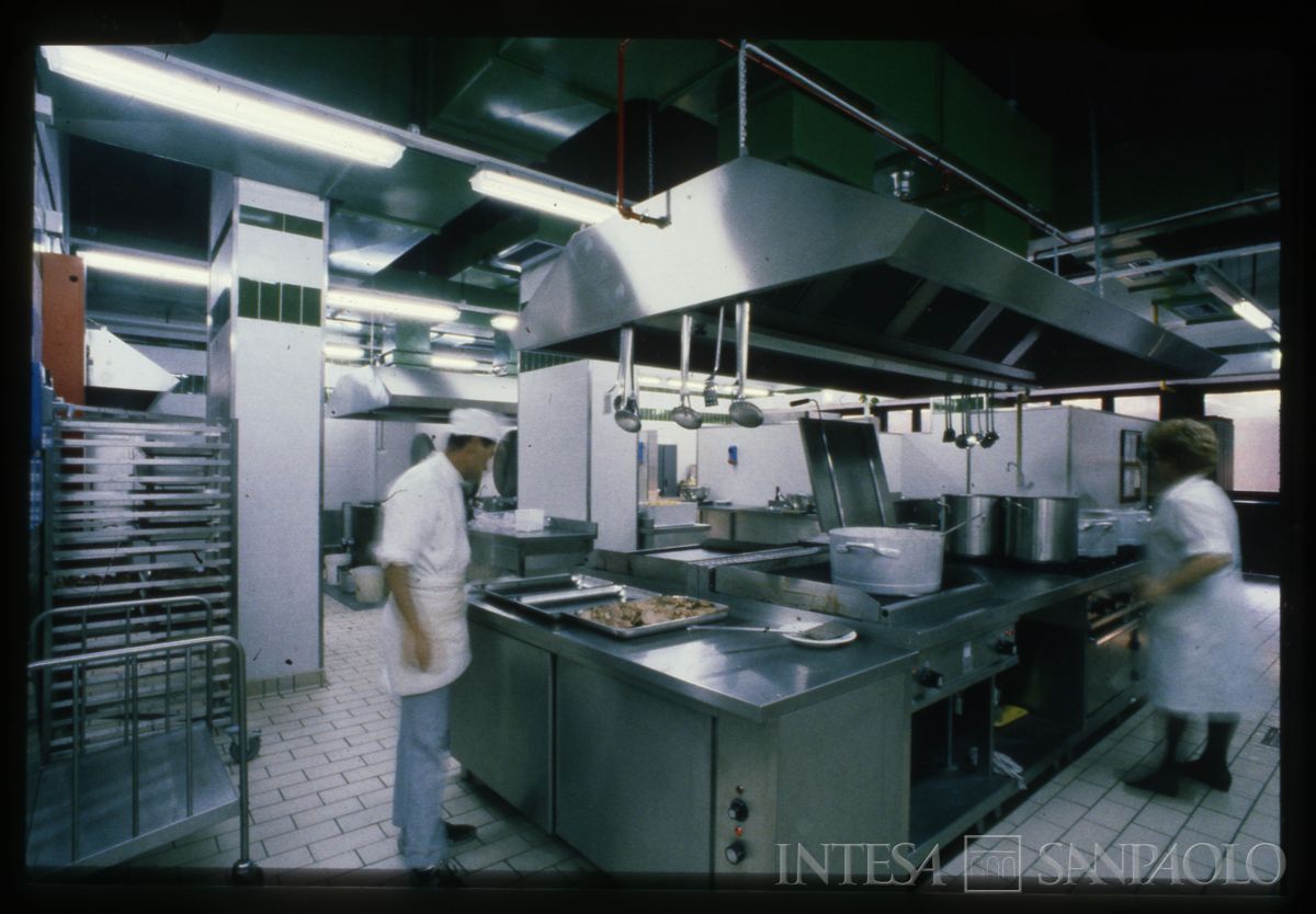 BCI, Milano, Porta Nuova: personale della mensa e dipendenti in pausa pranzo, 1985 circa (fotografo sconosciuto)