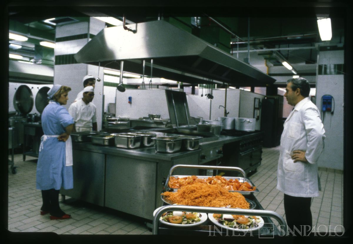 BCI, Milano, Porta Nuova: personale della mensa e dipendenti in pausa pranzo, 1985 circa (fotografo sconosciuto)