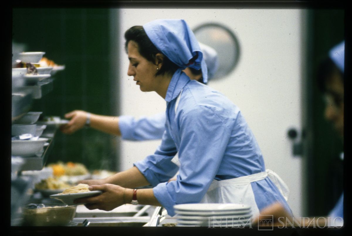 BCI, Milano, Porta Nuova: personale della mensa e dipendenti in pausa pranzo, 1985 circa (fotografo sconosciuto)
