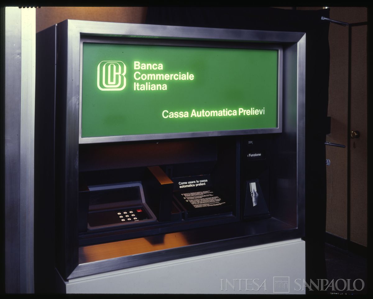 BCI: cassa automatica prelievi con modella, anni 1980 (fotografo sconosciuto)