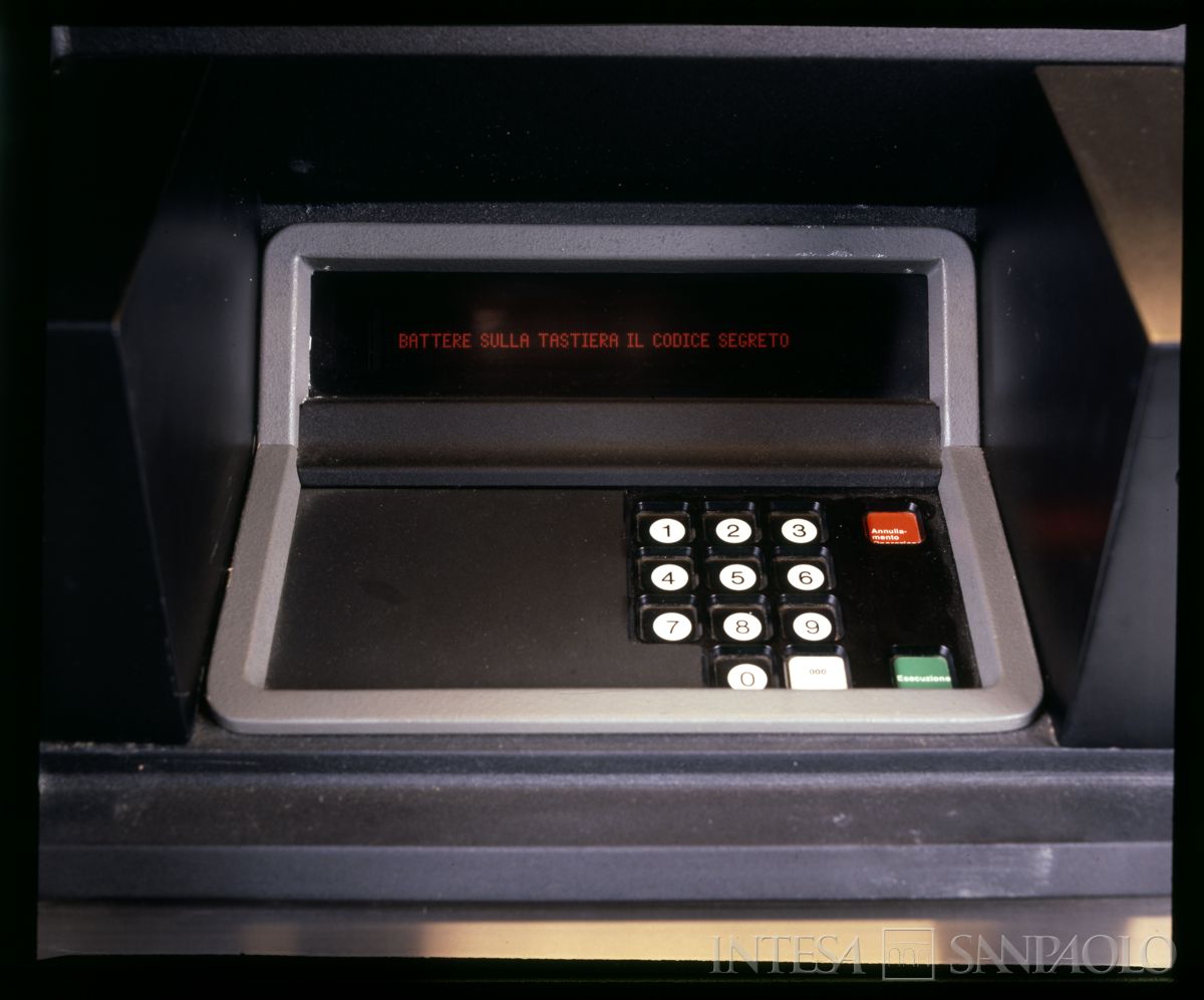 BCI: cassa automatica prelievi con modella, anni 1980 (fotografo sconosciuto)