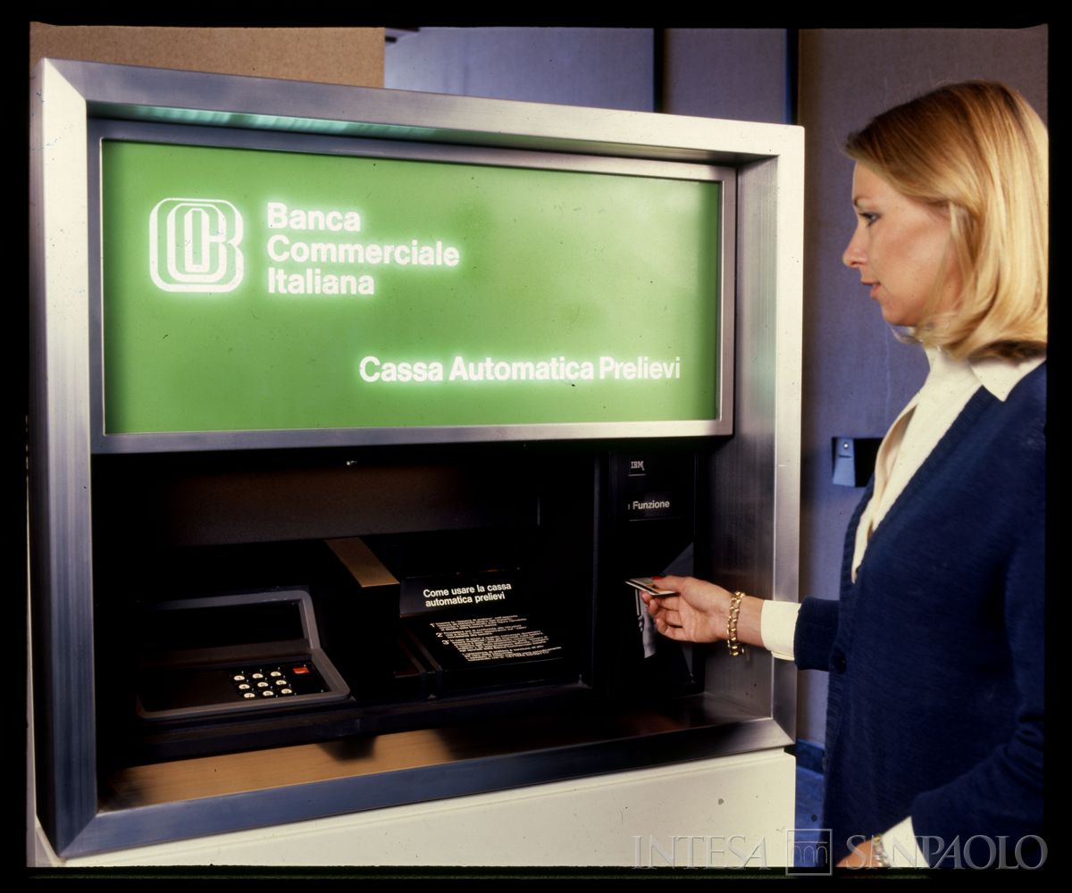 BCI: cassa automatica prelievi con modella, anni 1980 (fotografo sconosciuto)