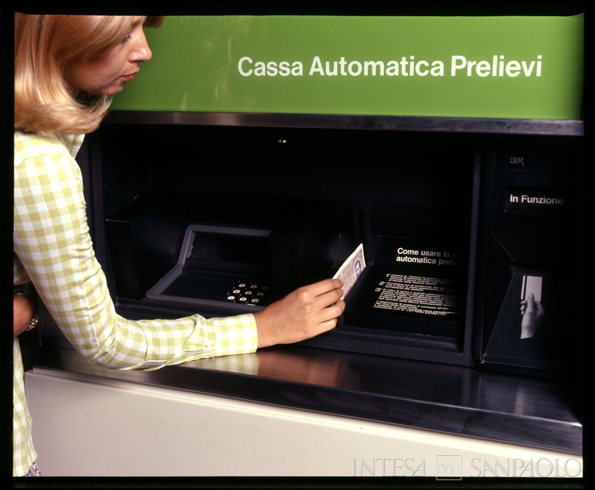BCI: cassa automatica prelievi con modella, anni 1980 (fotografo sconosciuto)