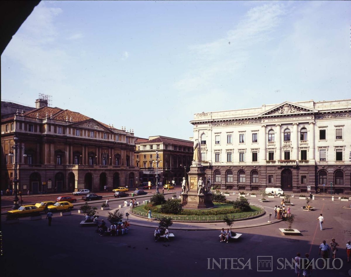 Palazzo di piazza della Scala 6, visto dalla Galleria Vittorio Emanuele II, 1991 (fotografo sconosciuto)