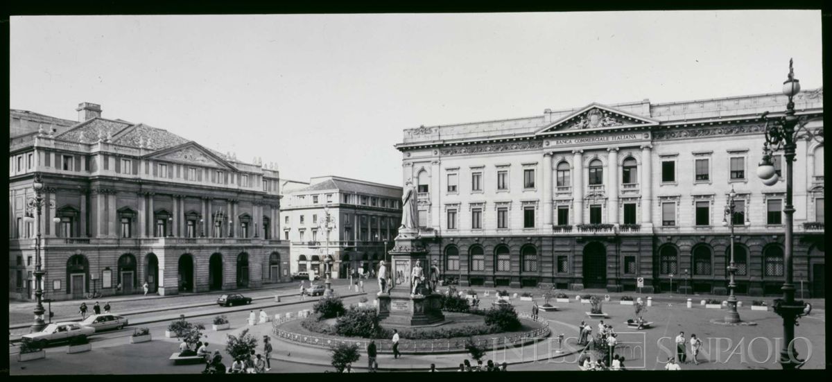 Palazzo di piazza della Scala 6, visto dalla Galleria Vittorio Emanuele II, 1991 (fotografo sconosciuto)