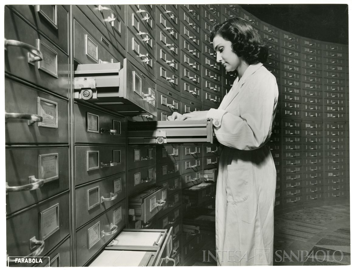 Cariplo, Centro Elettrocontabile (C.E.C.): Milano, Via Verdi 8. Impiegata all'archivio schede perforate, 1952 (foto di Farabola)