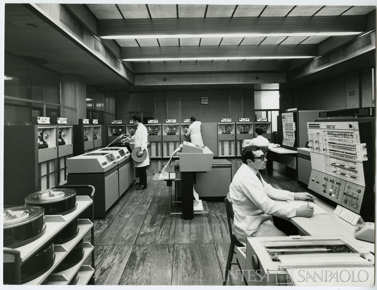 Cariplo, Centro Elettronico (C.E.) di Milano, Via Verdi 11: salone dei calcolatori con personale al lavoro, 1969 (foto di Elle2)