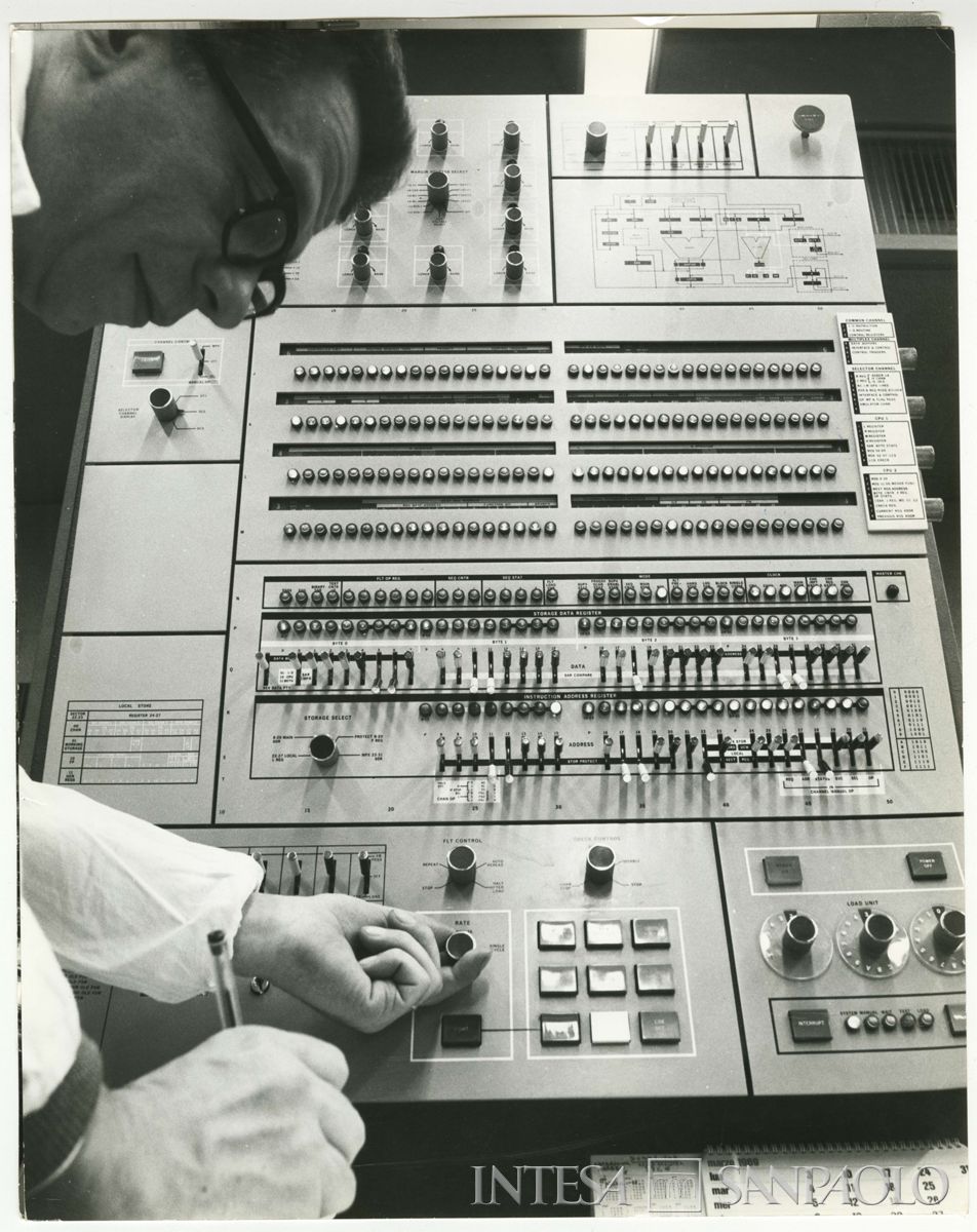 Cariplo, Centro Elettronico (C.E.) di Milano, Via Verdi 11: particolare di uno dei macchinari, 1969 (foto di Elle2)