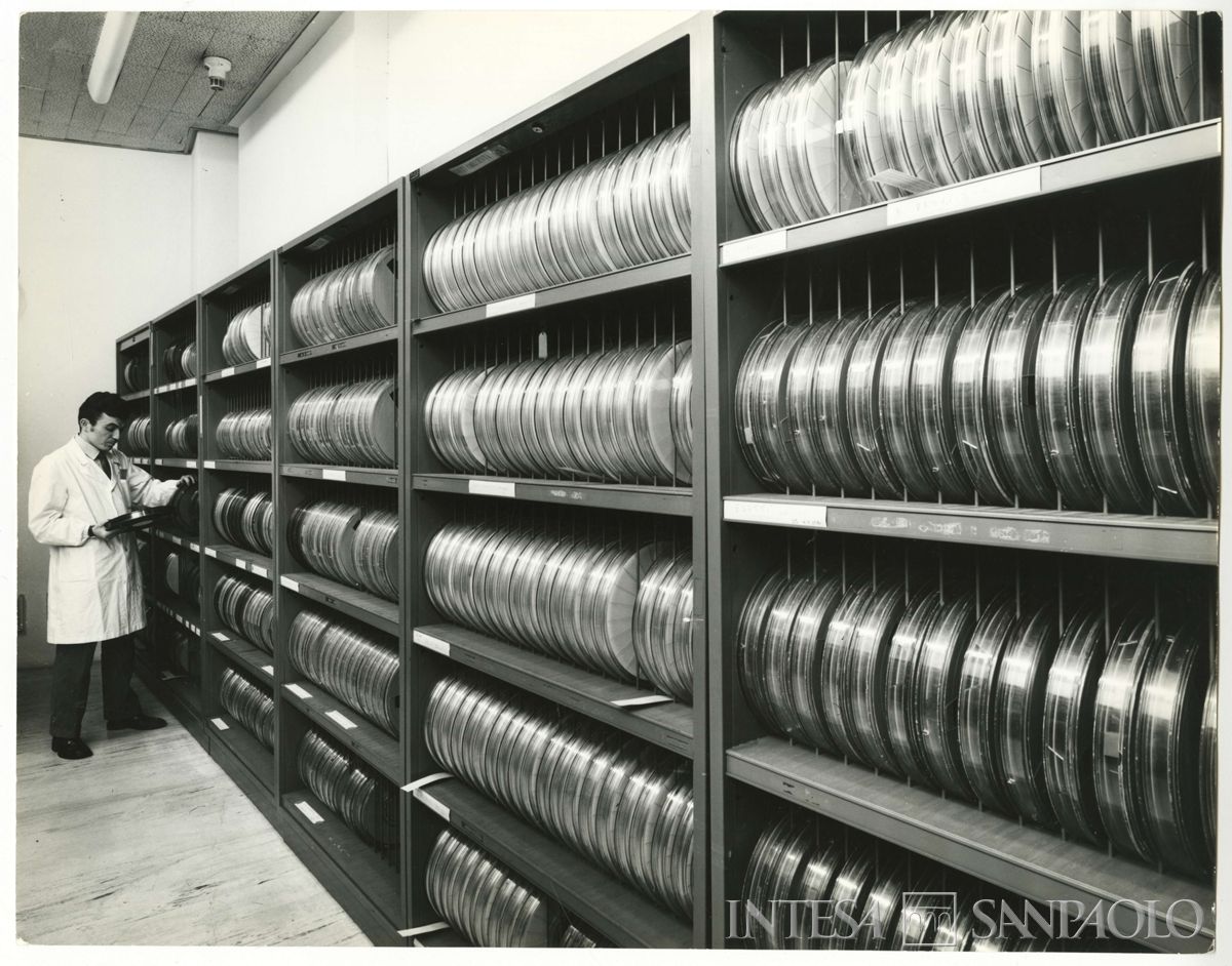 Cariplo, Centro Elettronico (C.E.) di Milano, Via Verdi 11: archivio nastri, 1969 (foto di Elle2)
