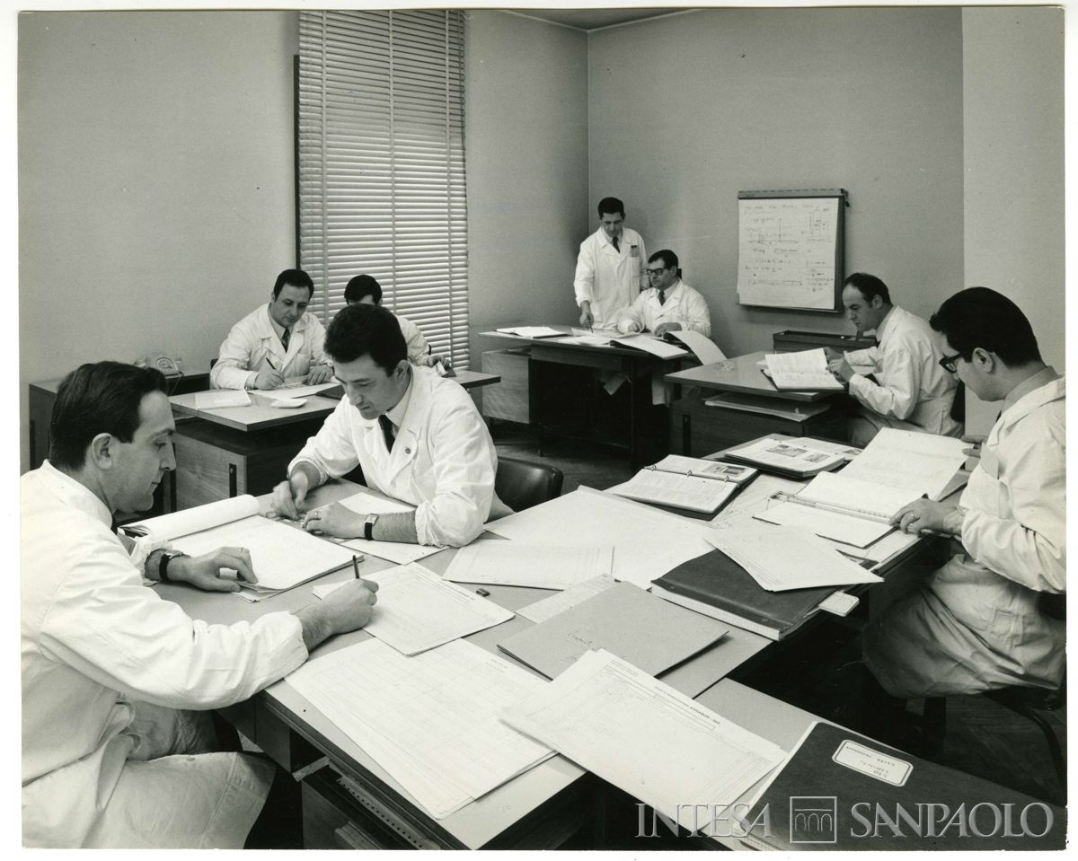 Cariplo, Centro Elettronico (C.E.) di Milano, Via Verdi 11: reparto programmazione, 1969 (foto di Elle2)