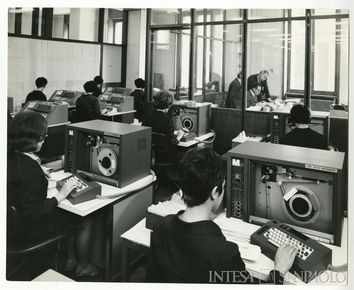 Cariplo, Centro Elettronico (C.E.) di Milano, Via Verdi 11: postazioni telescriventi con personale al lavoro, 1969 (foto di Elle2)