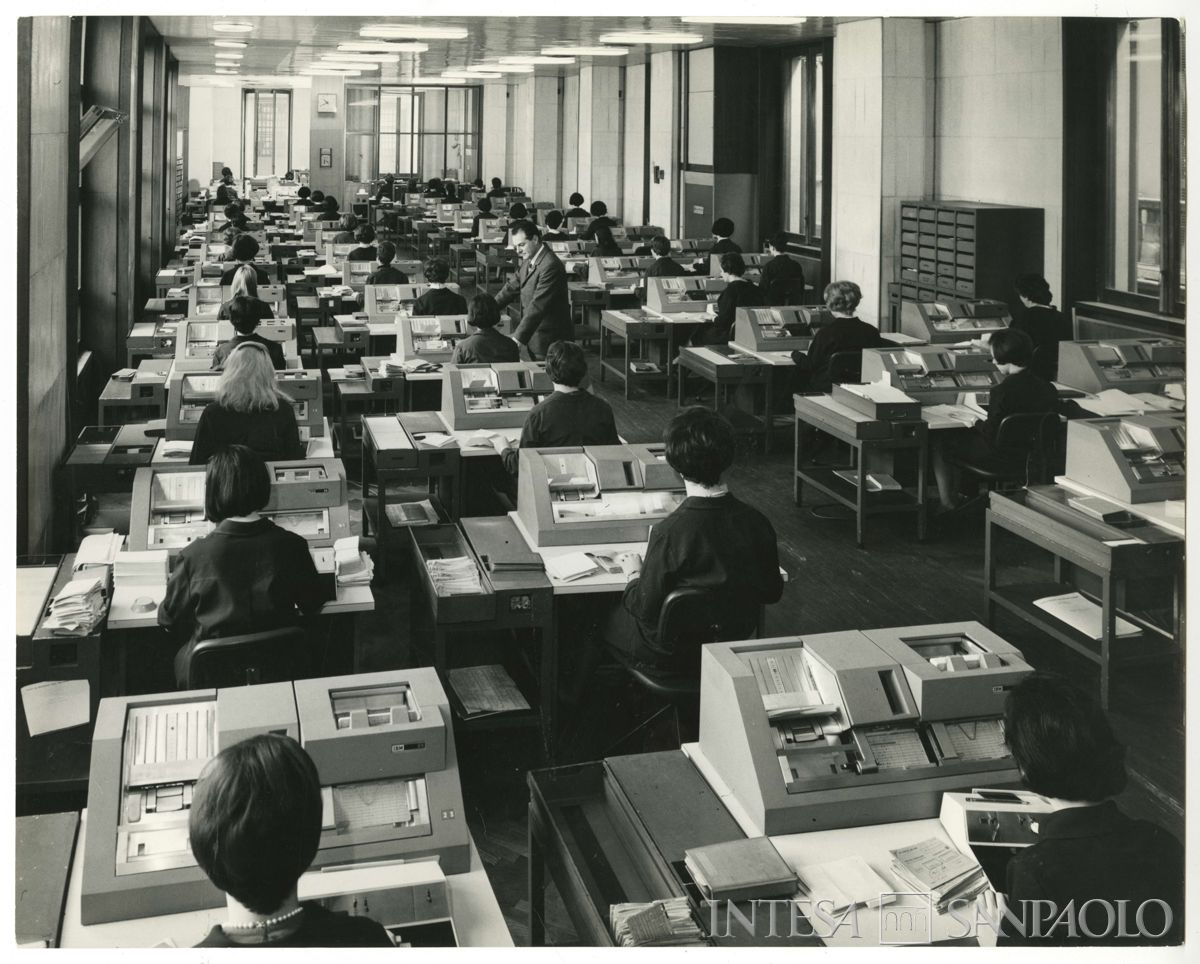Cariplo, Centro Elettronico (C.E.) di Milano, Via Verdi 11: vista del salone perforatrici con personale femminile al lavoro, 1969 (foto di Elle2)