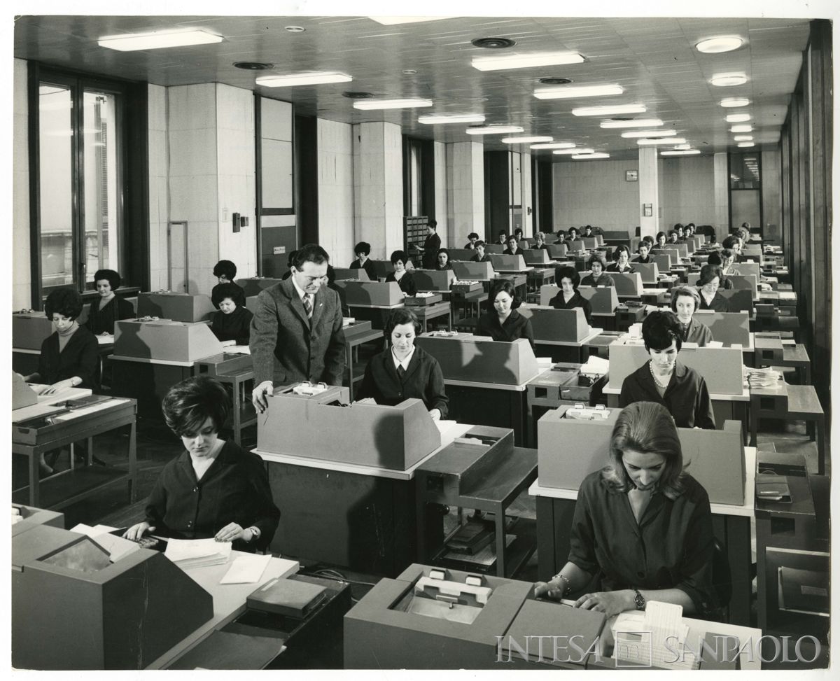 Cariplo, Centro Elettronico (C.E.) di Milano, Via Verdi 11: vista del salone perforatrici con personale femminile al lavoro, 1969 (foto di Elle2)