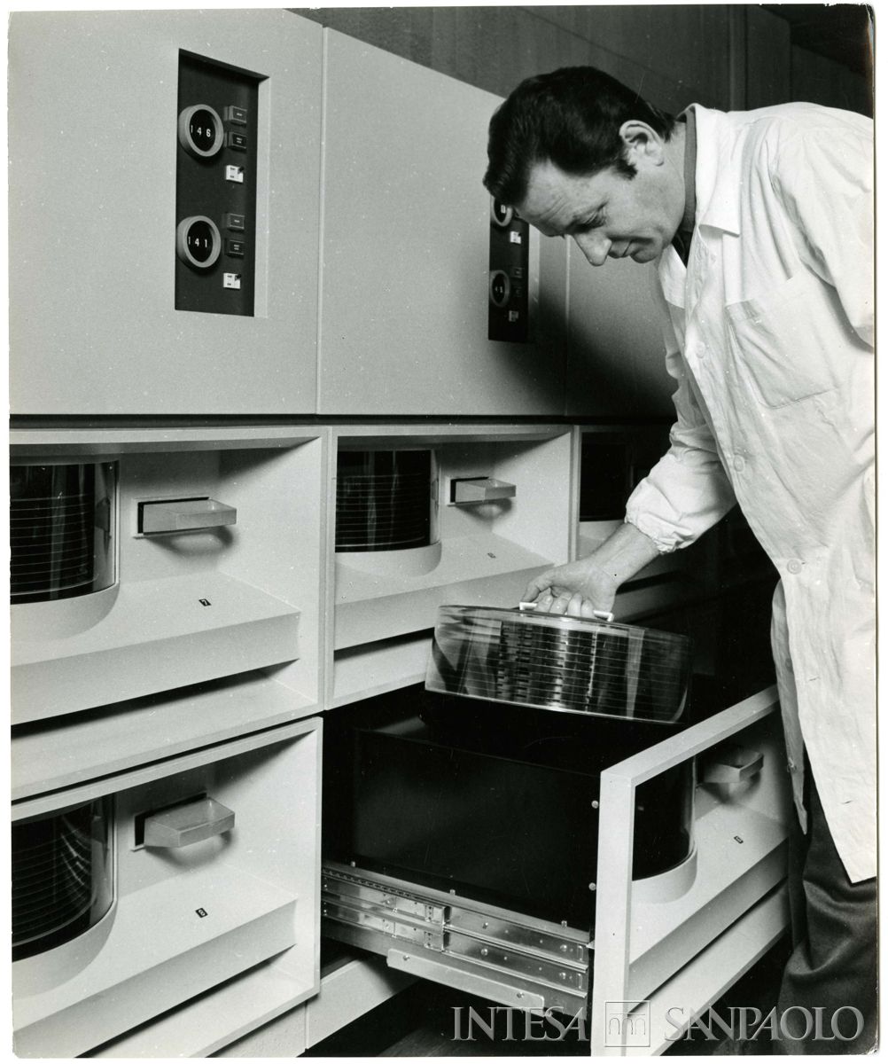 Cariplo, Centro Elettronico (C.E.) di Milano, Via Verdi 11: unità disco, 1969 (foto di Elle2)