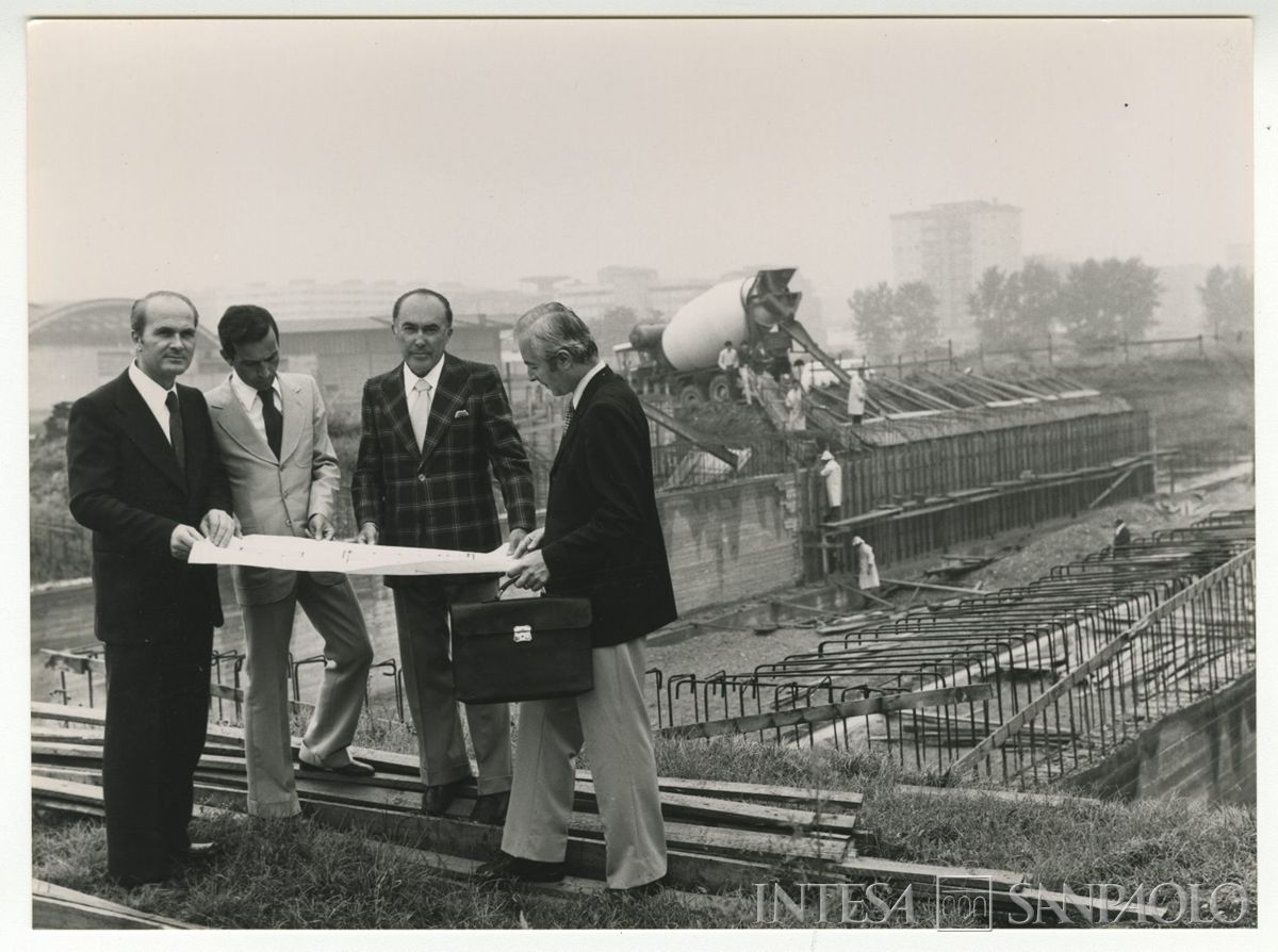 Cariplo, Centro Elettronico (C.E.): Milano, Via Lorenteggio, visita del cantiere dello staff del Servizio Tecnico, 1975 (fotografo sconosciuto)