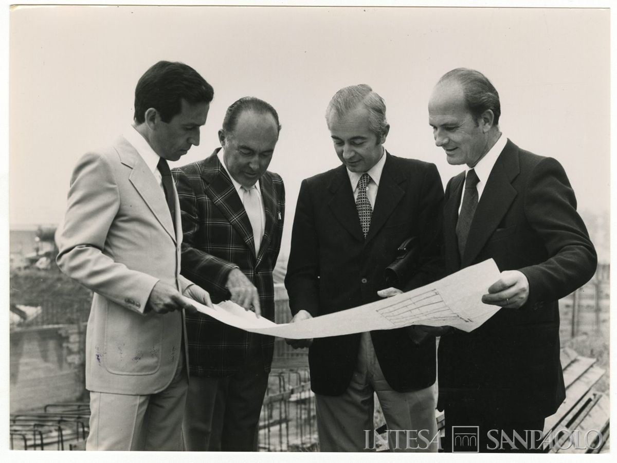 Cariplo, Centro Elettronico (C.E.): Milano, Via Lorenteggio, visita del cantiere dello staff del Servizio Tecnico, 1975 (fotografo sconosciuto)