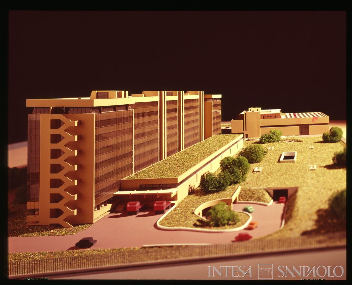 Cariplo, Centro Elettronico (C.E.): Milano, Via Lorenteggio, 1975 (fotografo sconosciuto)