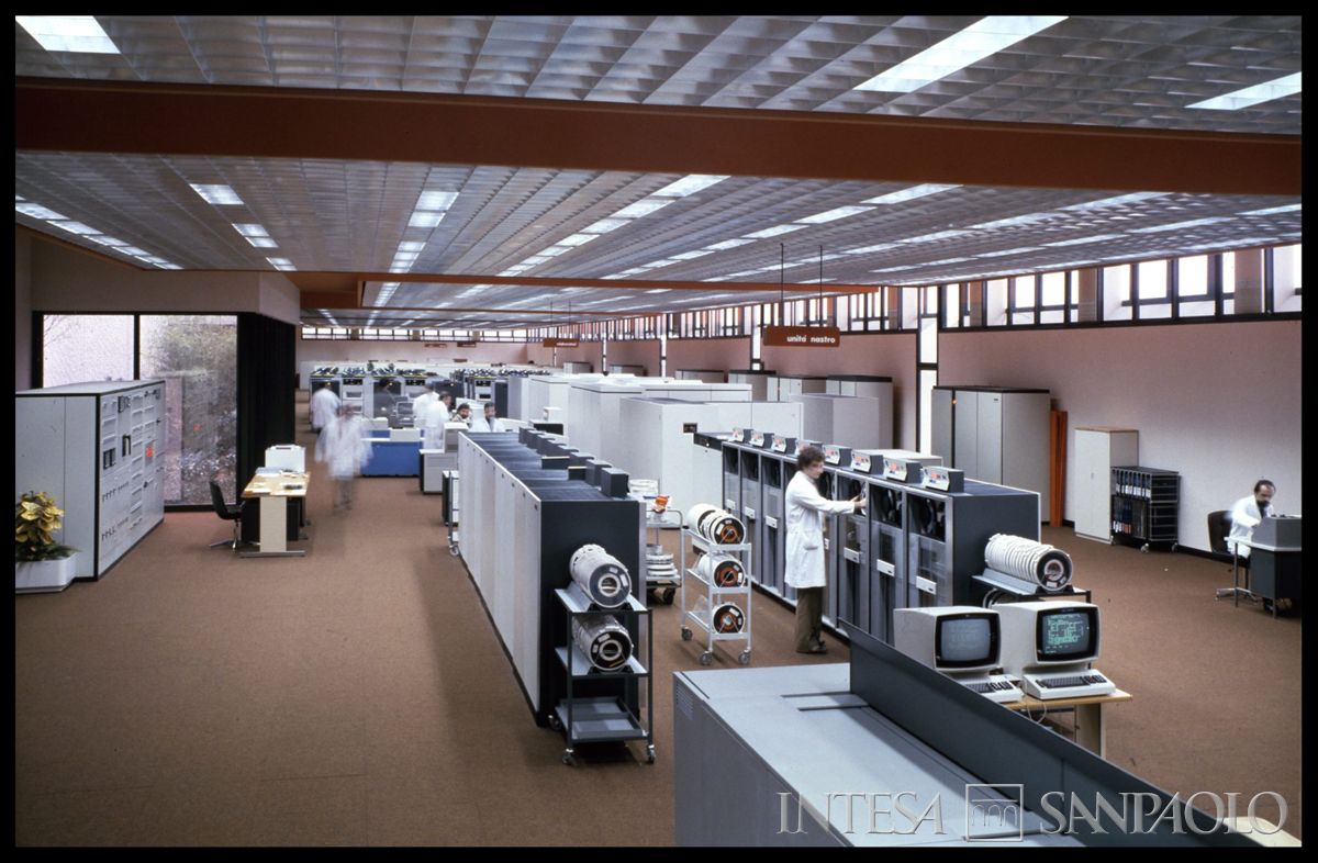 Cariplo, Centro Elettronico (C.E.): Milano, Via Lorenteggio, post luglio 1979 (Foto Saporetti)