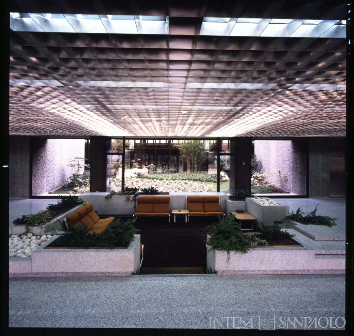 Cariplo, Centro Elettronico (C.E.): Milano, Via Lorenteggio, luglio 1979 - primi anni 1980 (foto di Mario La Porta)