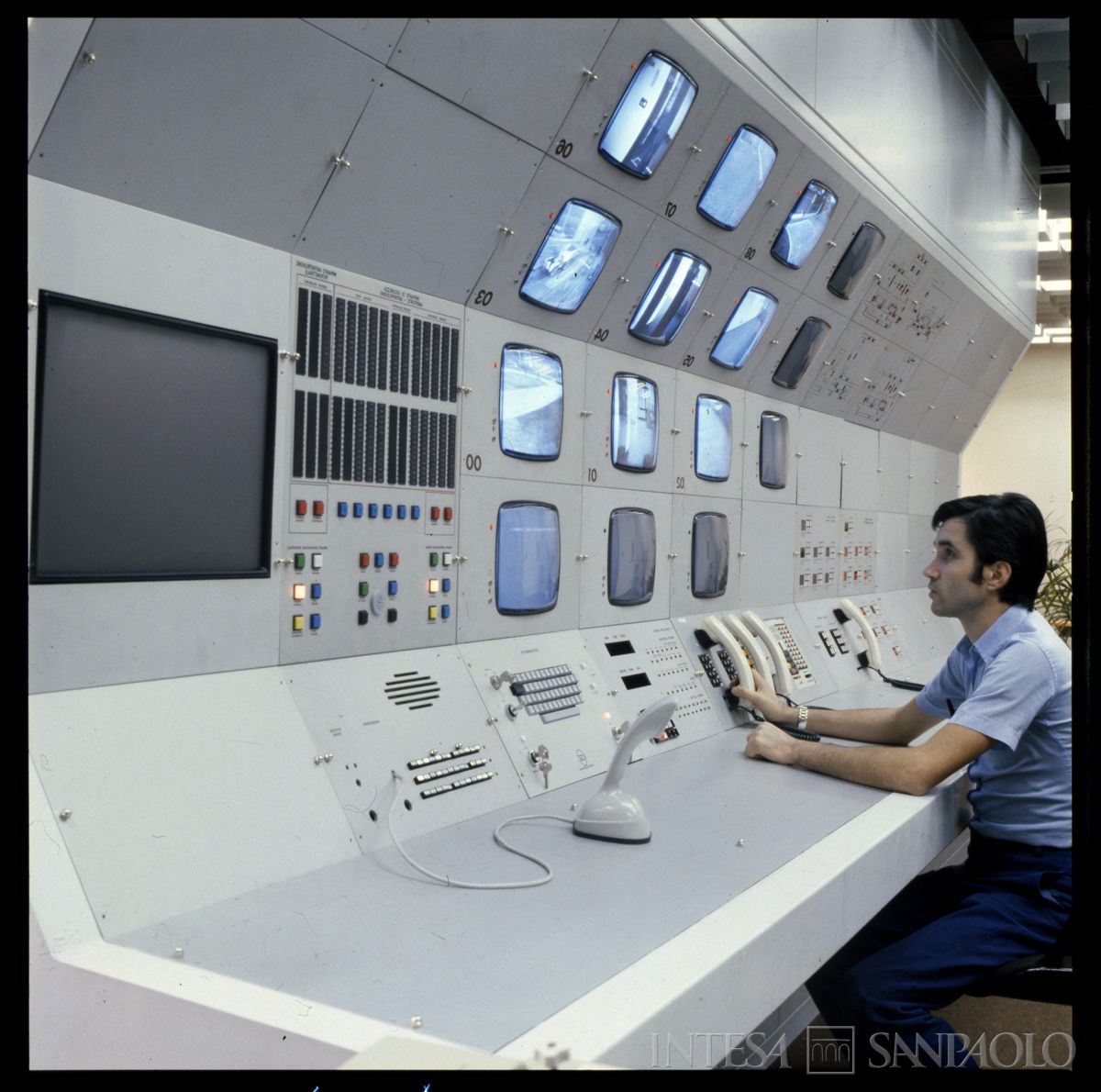 Cariplo, Centro Elettronico (C.E.): Milano, Via Lorenteggio, centrali di controllo, 1979-1980 (foto di Mario La Porta)