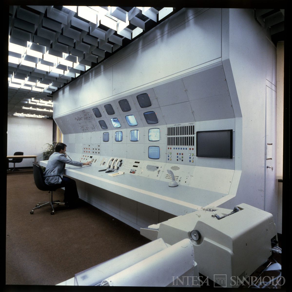 Cariplo, Centro Elettronico (C.E.): Milano, Via Lorenteggio, centrali di controllo, 1979-1980 (foto di Mario La Porta)