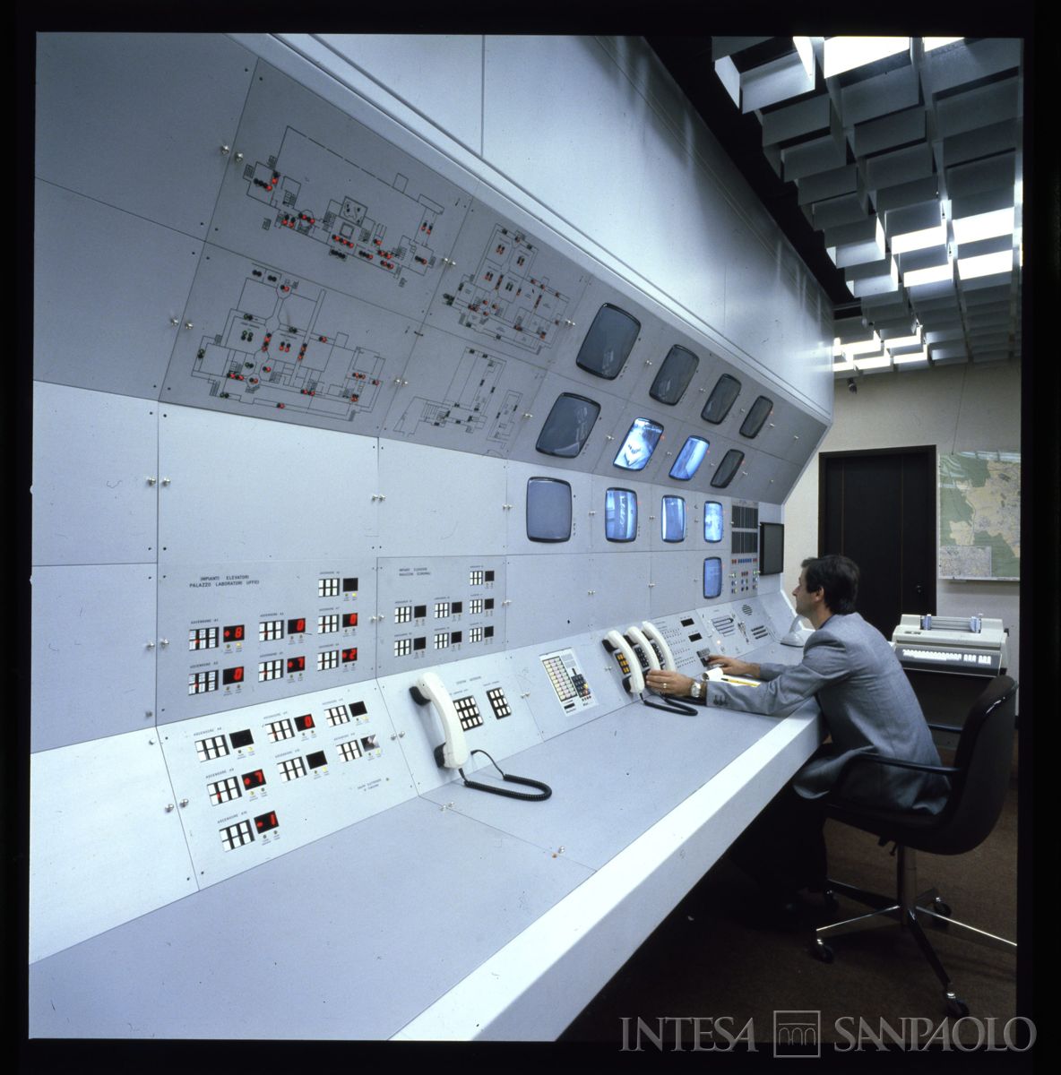 Cariplo, Centro Elettronico (C.E.): Milano, Via Lorenteggio, centrali di controllo, 1979-1980 (foto di Mario La Porta)