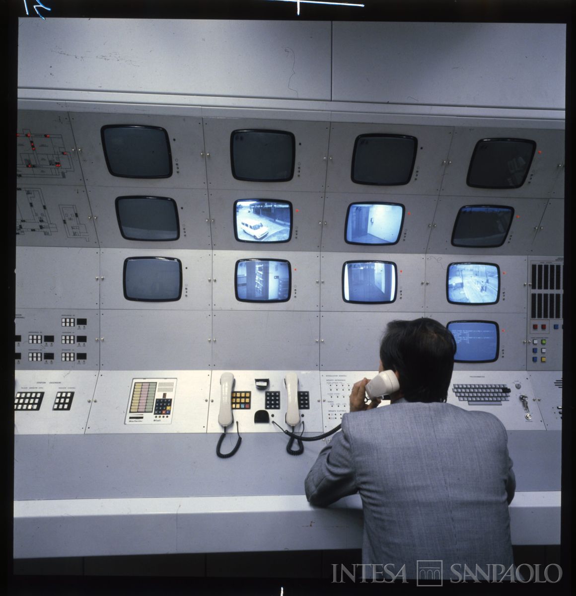 Cariplo, Centro Elettronico (C.E.): Milano, Via Lorenteggio, centrali di controllo, 1979-1980 (foto di Mario La Porta)