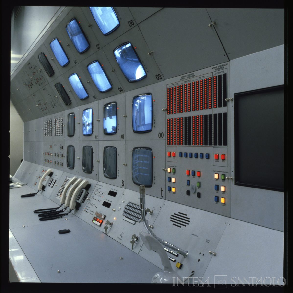 Cariplo, Centro Elettronico (C.E.): Milano, Via Lorenteggio, centrali di controllo, 1979-1980 (foto di Mario La Porta)