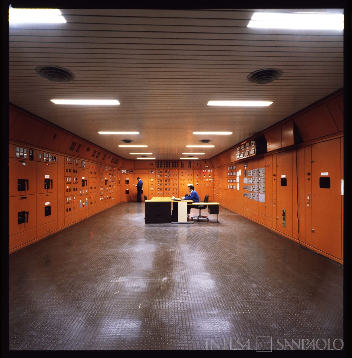 Cariplo, Centro Elettronico (C.E.): Milano, Via Lorenteggio, centrali di controllo, 1979-1980 (foto di Mario La Porta)