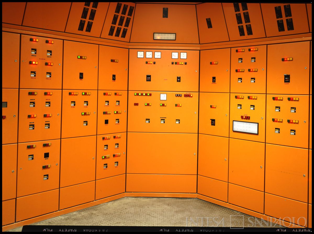 Cariplo, Centro Elettronico (C.E.): Milano, Via Lorenteggio, centrali di controllo, 1979-1980 (fotografo sconosciuto)