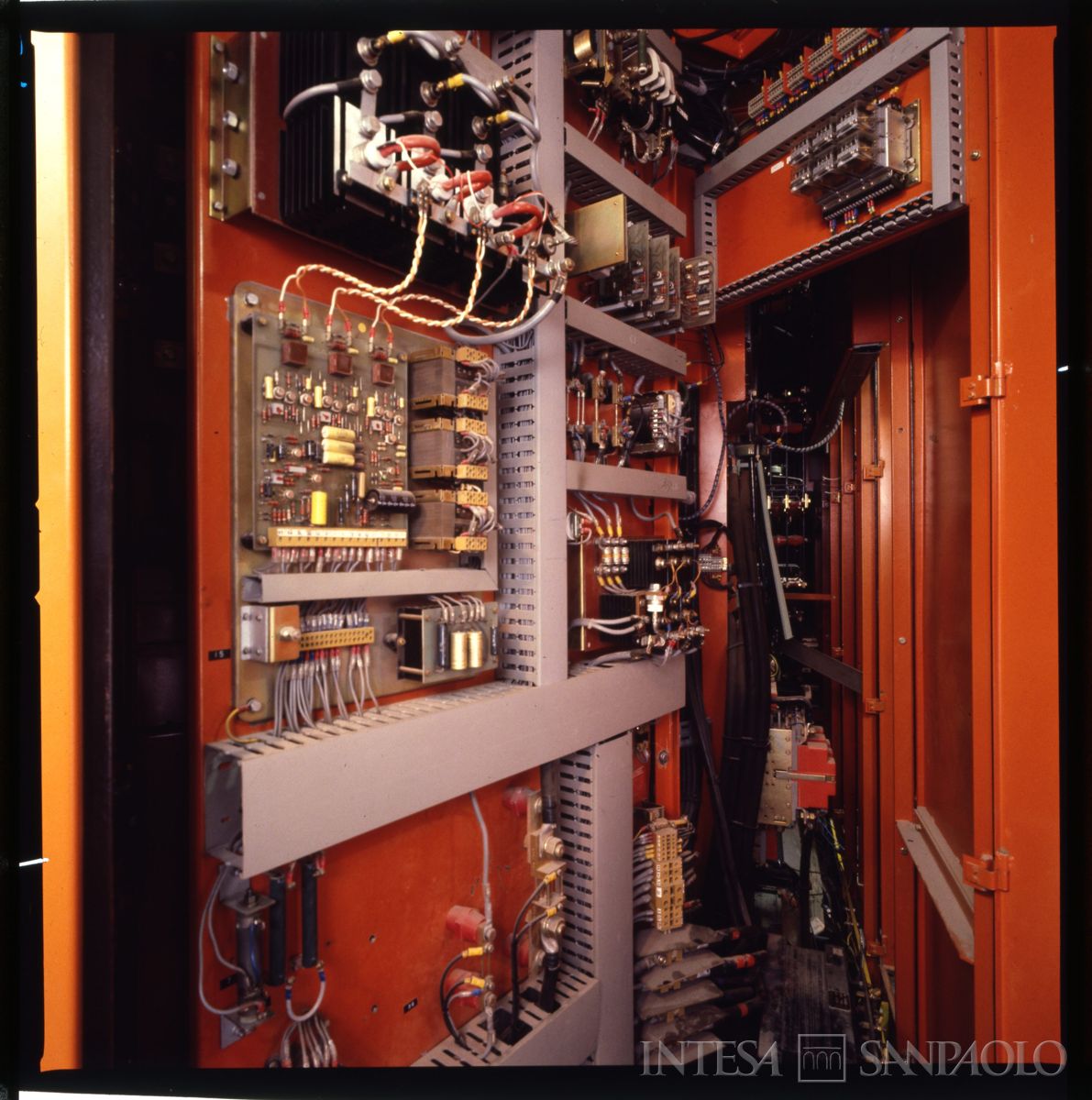 Cariplo, Centro Elettronico (C.E.): Milano, Via Lorenteggio, impianti, post luglio 1979 (fotografo sconosciuto)