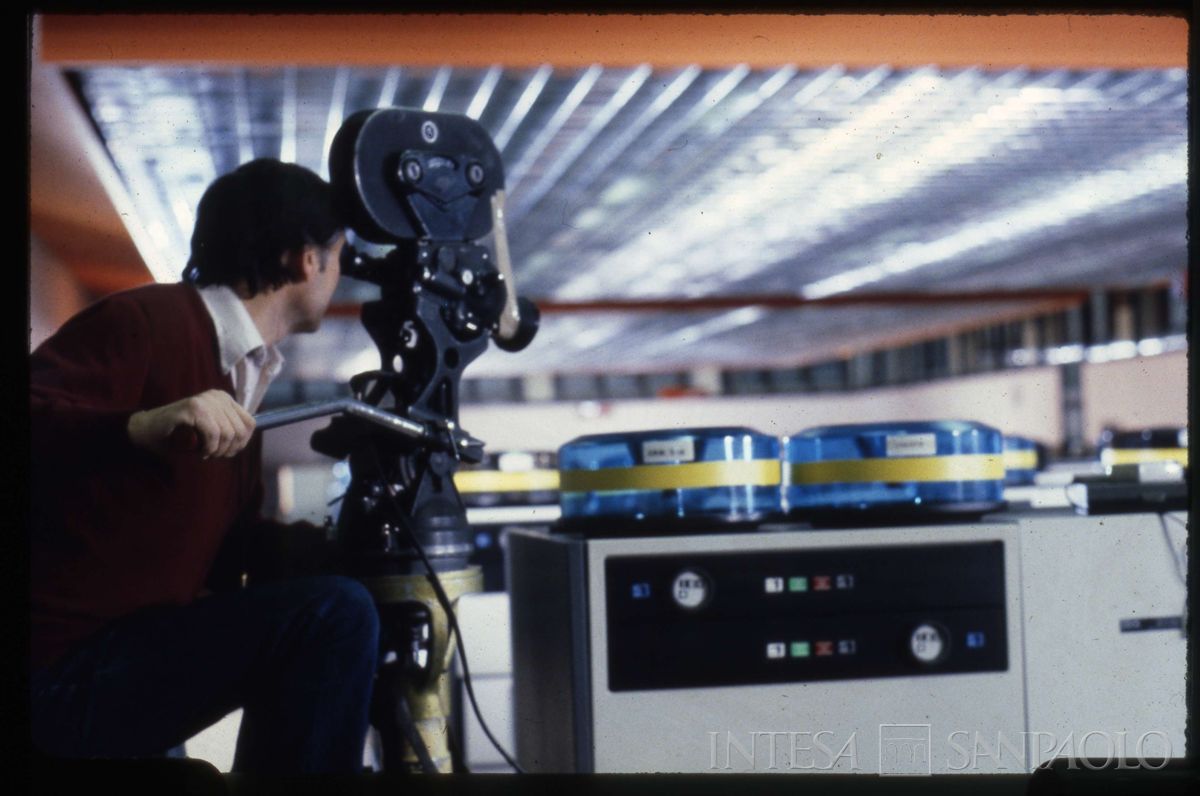 Backstage delle riprese del video "Operazione Panorama" (regia di Renzo Martinelli), post 1979 (fotografo sconosciuto)