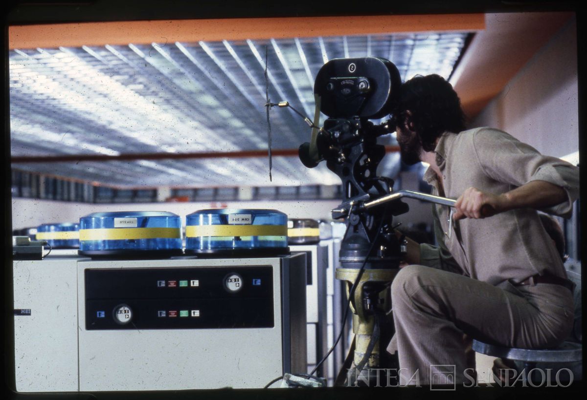 Backstage delle riprese del video "Operazione Panorama" (regia di Renzo Martinelli), post 1979 (fotografo sconosciuto)
